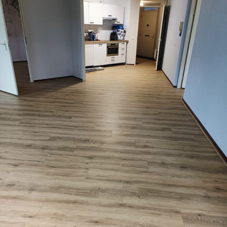 PVC-vloer in rechte stroken gelegd in woonkamer en keuken