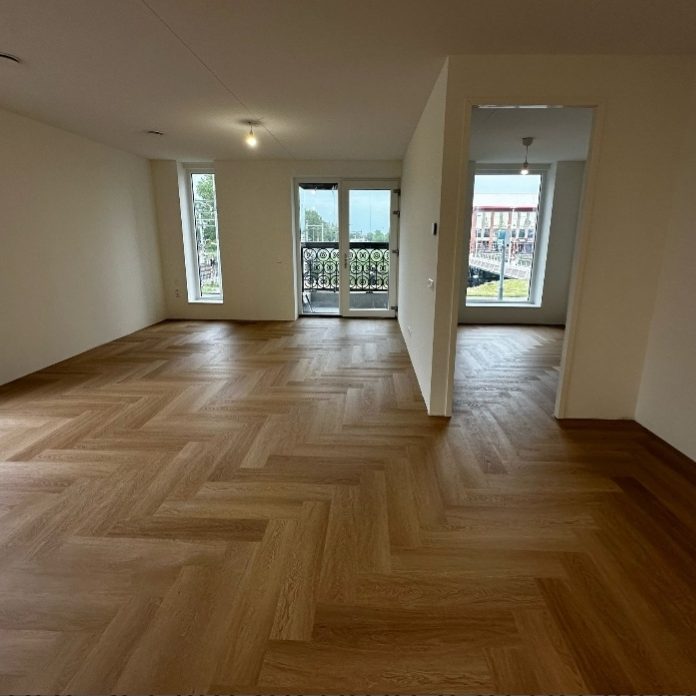 PVC-visgraatvloer gelegd in woonkamer.